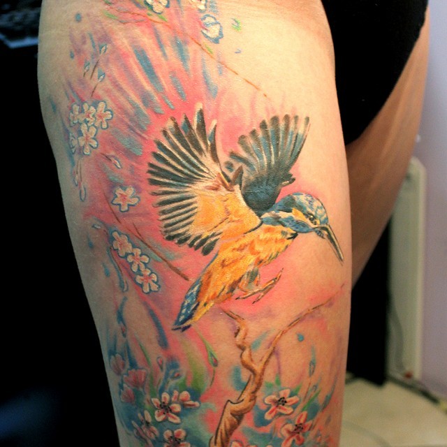 Kolibri és cseresznyefa tetoválás combon